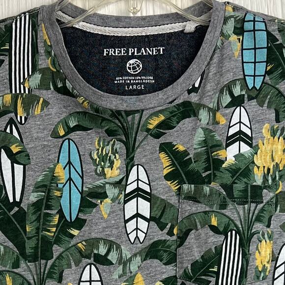 Free Planet T-shirt men’s Large surfboard tropical design Armpit to armpit: 21“ - Picture 7 of 7